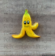 Load image into Gallery viewer, Banana Peel Cutter - Dots and Bows Designs